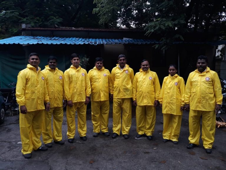 गोयल गंगा फाऊंडेशन तर्फे वाहतूक पोलिसांना रेनकोटचे वाटप