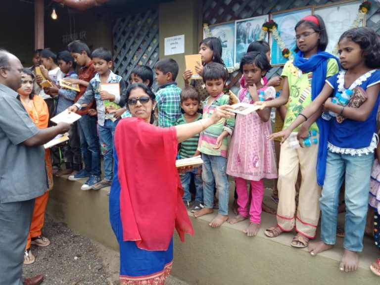 प्रति फुले वाड्यात  अविनाश आंबेडकर यांचे जयंती निमित्ताने वह्या व खाऊ वाटप