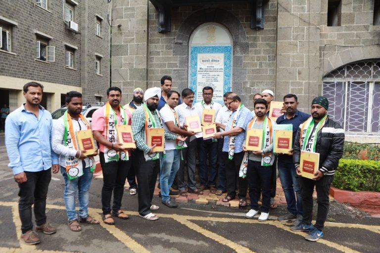 संविधानाचे वाचन करा; राष्ट्रवादी युवककडून शिक्षण आयुक्तांना संविधान भेट