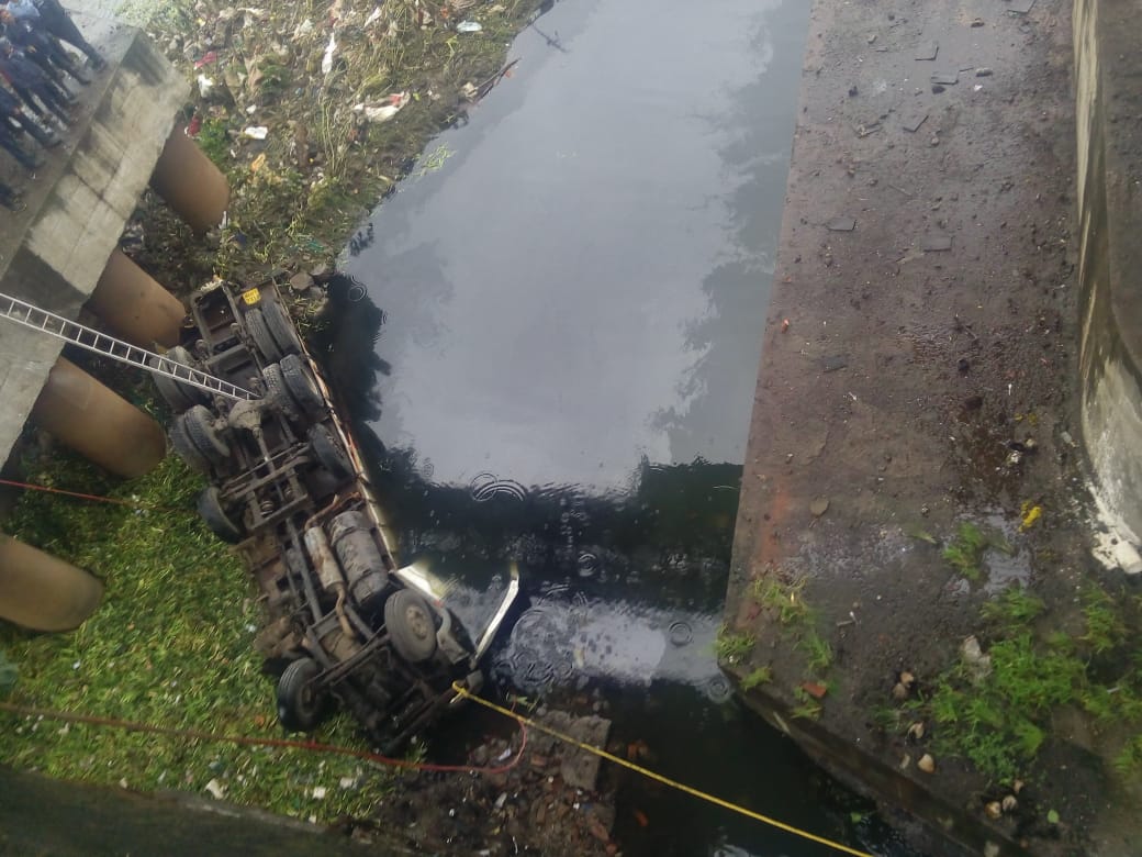 शिवाजीनगर कामगार पुतळ्याजवळील पुलावरून टँकर नदीत कोसळला ; एकाचा मृत्यू