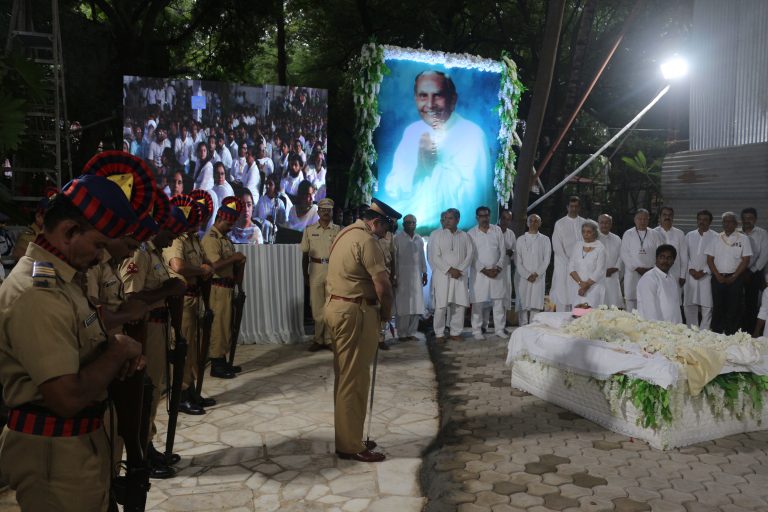 अध्यात्मिक गुरु दादा वासवानी अनंतात विलीन