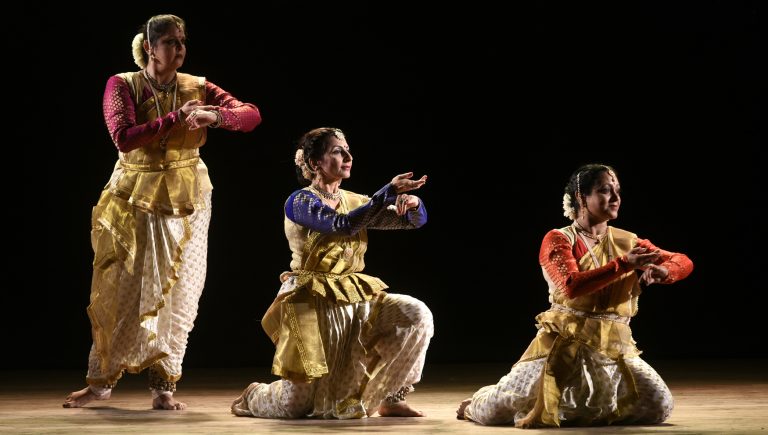 स्वरचित नृत्याविष्कारांतून गुरुदक्षिणा अर्पण