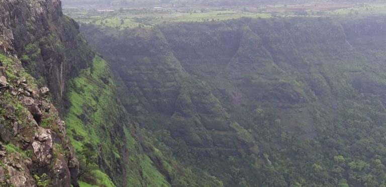 अन्‌ डोंगरकुशीतले ‘कळकराई’ प्रकाशले!  ग्राहकसेवेसाठी दीड किलोमीटर खोल दरीत दुरुस्तीचे काम
