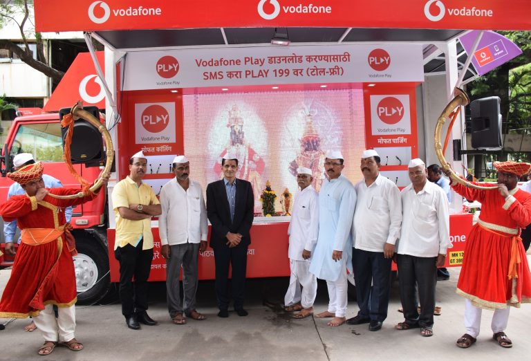 पुणे ते पंढरपूर प्रवासात वारकऱ्यांसोबत असतील ‘व्होडाफोन’च्या दोन ‘मोबाईल व्हॅन’.