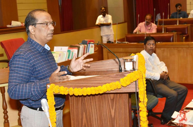 माध्यमांनी विधिमंडळाचे कामकाज तटस्थपणे मांडावे  – गजानन निमदेव