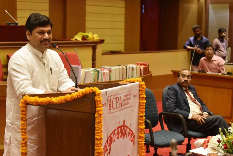 सत्ताधारी आणि विरोधी पक्ष लोकशाहीची दोन चाके  –  धनंजय मुंडे