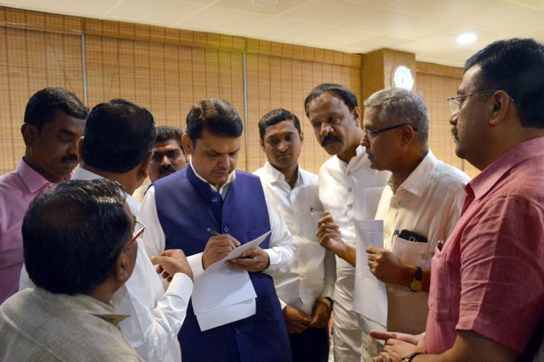 भिमालेंची शिष्टाई सफलतेच्या मार्गावर -महापालिका  कर्मचाऱ्यांचा ग्रेड पे कमी केला जाणार नाही : मुख्यमंत्री