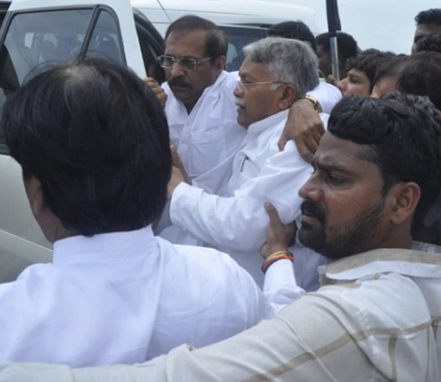 मराठा आंदोलन..काकासाहेबांच्या पार्थिवावर अंत्यसंस्कार, खासदार खैरेंना जमावाने पिटाळून लावले