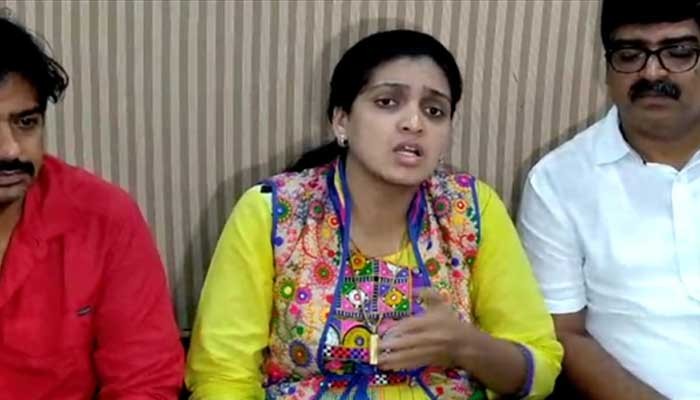 आंदोलकांवर पोलीस दरोड्याचा गुन्हा कसा दाखल करतात -रुपाली पाटलांचा सवाल