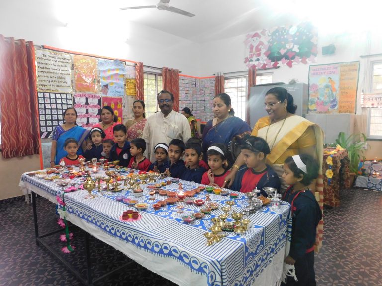 नवीन मराठी शाळेत दिव्याच्या प्रदर्शनाने दीप अमावस्या साजरी