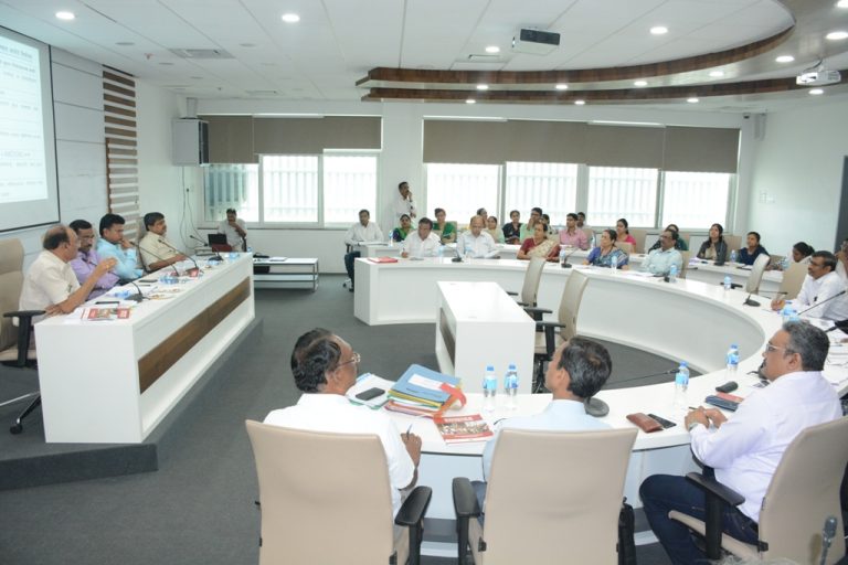 रुग्‍ण कल्याण समित्‍यांचा जिल्‍हाधिकारी नवल किशोर राम यांनी घेतला आढावा