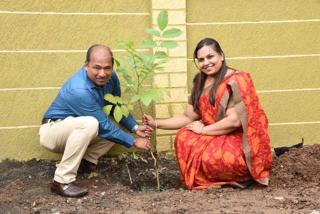 प्रविण द्वारकाप्रसाद बन्सल यांच्या स्मरणार्थ   वृक्षारोपण व जेष्ठ नागरिकांचा सन्मान