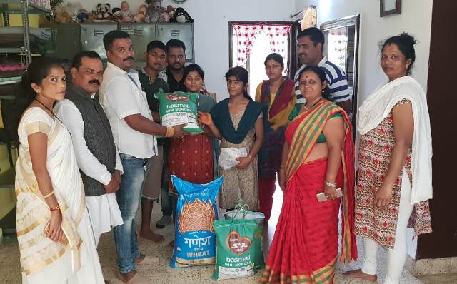 सुजाता शिंदे यांच्या स्मृती प्रित्यर्थ अनाथ आश्रमास धान्य वाटप