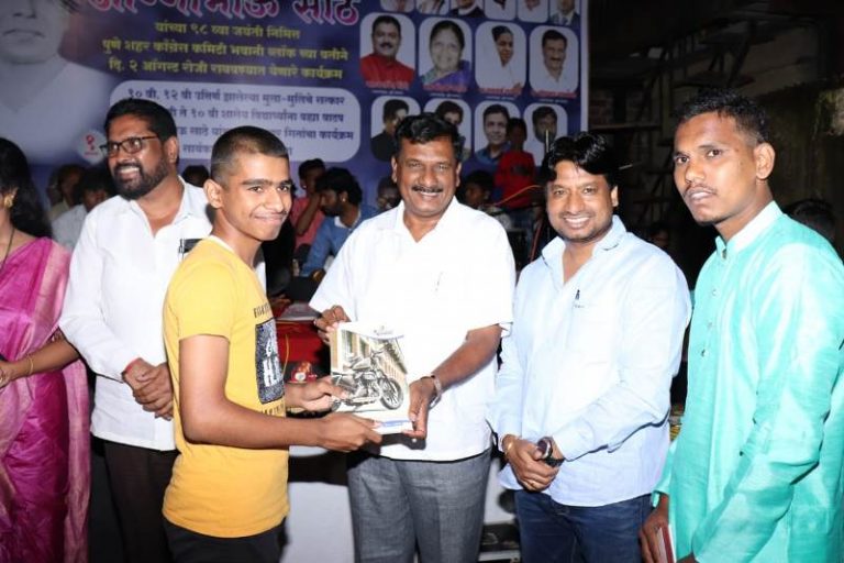 गुणवंत विद्यार्थ्यांचा सत्कार समारंभ  व  शालेय साहित्य वाटप कार्यक्रम उत्साहात संपन्न