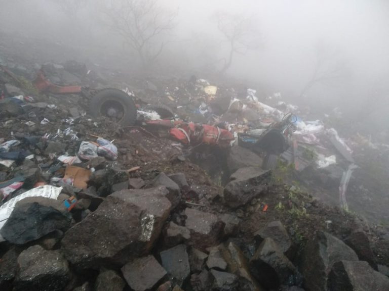 माळशेज घाटातील दरडींमुळे होणारे अपघात थांबणार कि नाही …. पुन्हा दरड कोसळुन टेम्पोचे नुकसान चालक जखमी