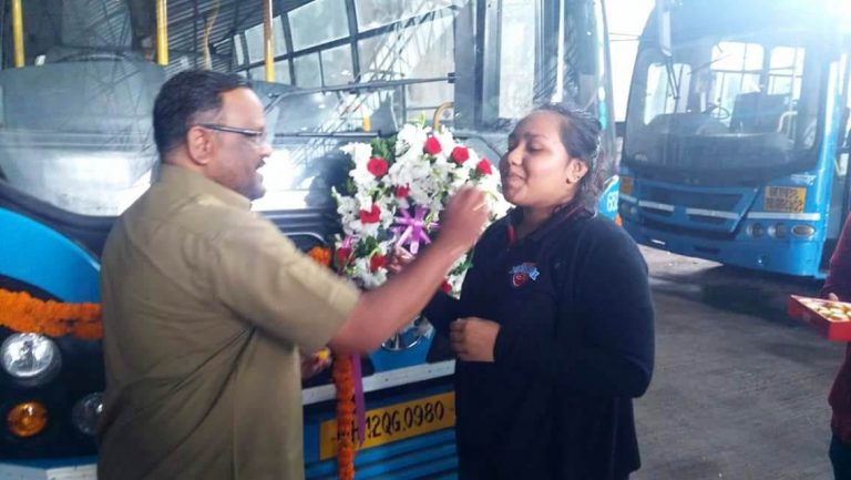 पै कॉलेज ऑफ वेदा’च्या विद्यार्थीनींनी बांधली बस चालकांना राखी !