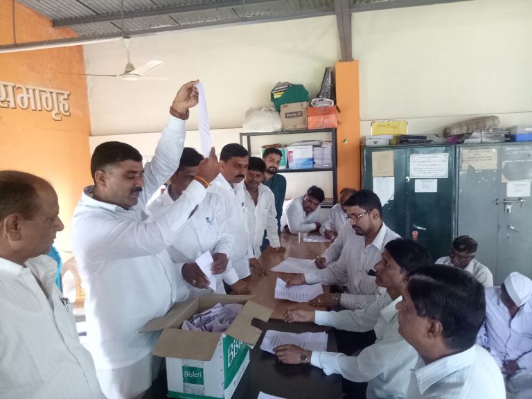 जिल्ह्यात तंटामुक्ती अध्यक्ष पदासाठी ओतुरमध्ये  पहिल्यांदा मतदान प्रक्रिया -तान्हाजी तांबे तिसऱ्यांदा तंटामुक्ती अध्यक्ष