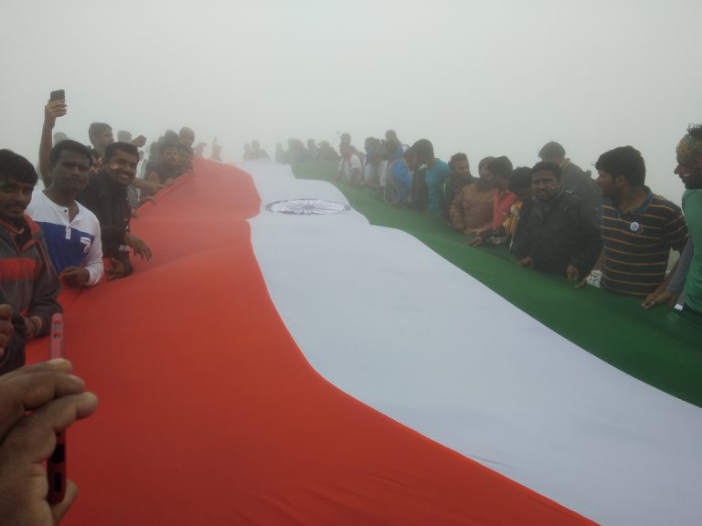 ६२ फुट लांबीचा तिरंगा फडकवला महाराष्टाच्या सर्वोच्च शिखरावर.