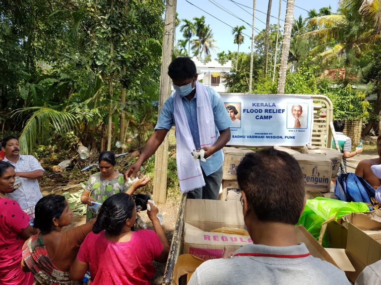केरळमधील आपत्तीग्रस्तांच्या मदतीसाठी पुण्यातील स्वयंसेवकांची धाव