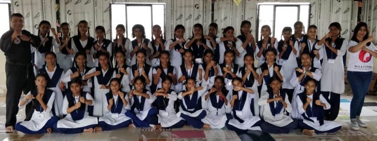 विद्यार्थीनींना स्वयं सुरक्षेचे प्रशिक्षण