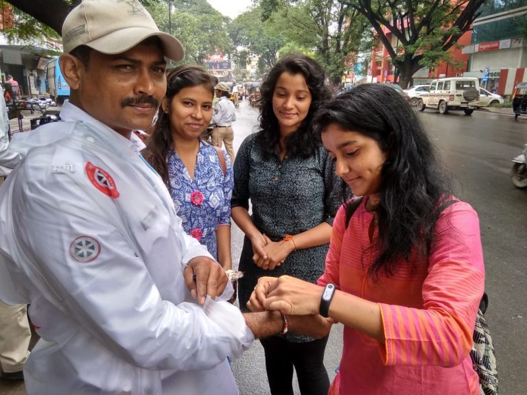 आय एम ई डी च्या व्यवस्थापनशास्त्र विद्यार्थींनीकडून वाहतूक पोलिसांना राखी !