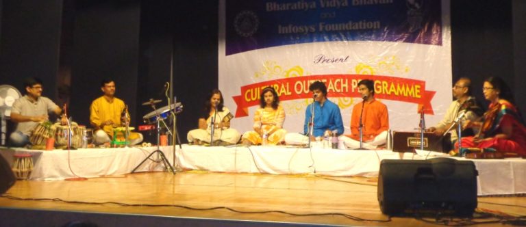 किशोरवयीन गायकांच्या गीत रामायणाने ‘भारतीय विद्या भवन’ मंत्रमुग्ध !