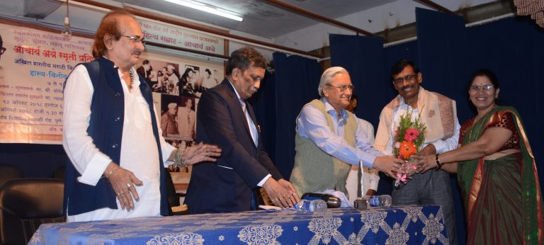 जिल्हा माहिती अधिकारी राजेंद्र सरग यांना आचार्य अत्रे व्‍यंगचित्रकार पुरस्कार प्रदान