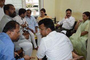 जलसंपदामंत्री गिरीश महाजन यांनी मुठा कालवा बाधित  भागातील नागरिकांशी साधला संवाद
