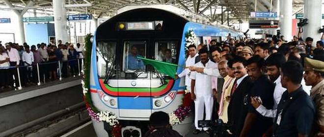 हैदराबाद मेट्रो रेलला तेलंगण व आंध्र प्रदेश या राज्यांचे राज्यपाल नरसिंहन यांनी आज दाखवला हिरवा झेंडा