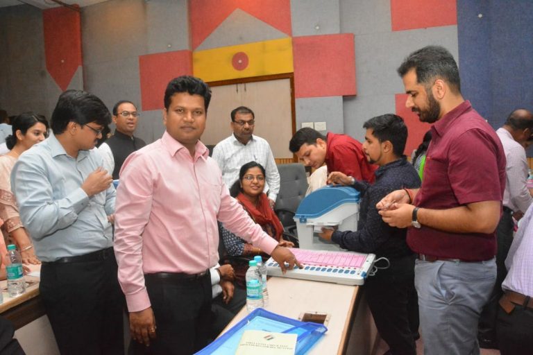जिल्हाधिकारी व उपजिल्हा निवडणूक अधिकाऱ्यांच्या उपस्थितीत  नव्याने प्राप्त एमथ्री-इव्हीएम व व्हीव्हीपॅट यंत्रणेचे प्रात्यक्षीक