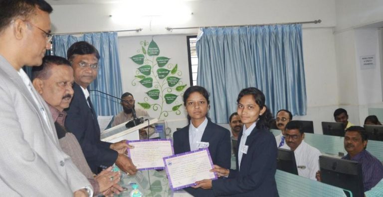 ‘इन्स्टिट्युट ऑफ फार्मसी (डिप्लोमा)  आयोजित  राज्यस्तरीय ‘पेपर प्रेझेंटेशन’ स्पधेत आरती  रजपूत आणि श्वेता  कदम प्रथम