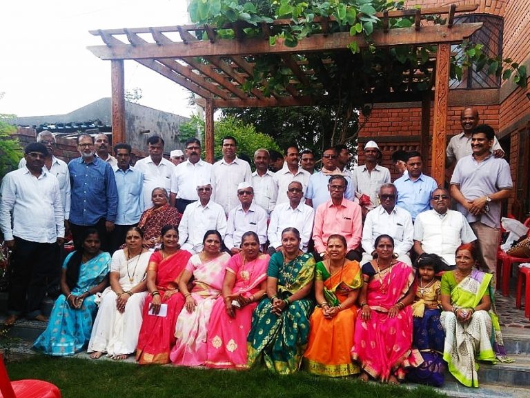 तब्बल ३७ वर्षांनी वर्गशिक्षकांनी विद्यार्थ्यांची घेतली हजेरी ….