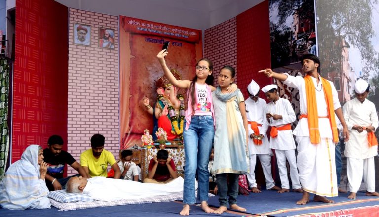 कुटुंबाचा रिंगटोन ः संवाद हवाच जनवाडी मंडळाचा जिवंत देखावा