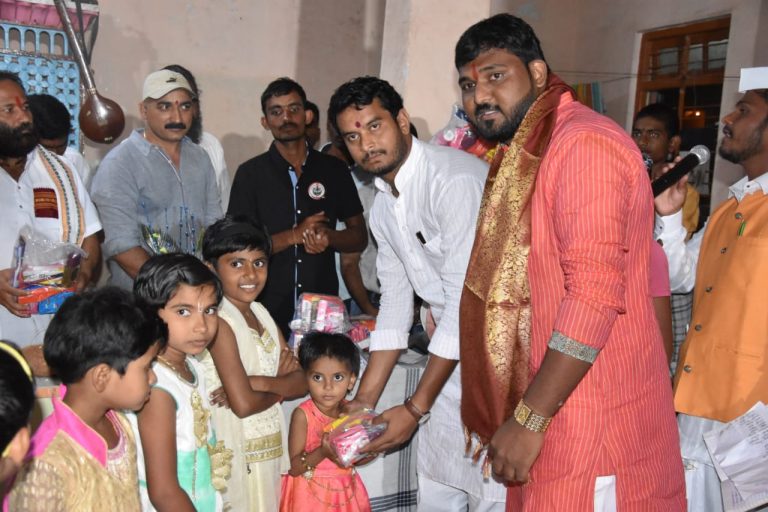 वाढदिवसानिमित्त पार्ट्यांऐवजी अनाथ मुलांना नित्यगरजेच्या वस्तुंचे वाटप व अन्नदान