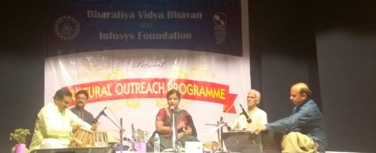 ‘भक्ती रंग’ मैफिलीने ‘भारतीय विद्या भवन’चे वातावरणात भक्तीमय