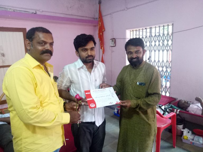 गणेश मंडळाचा उपक्रम ………..रक्तदान शिबीरात ६८ जणांनी केले रक्तदान