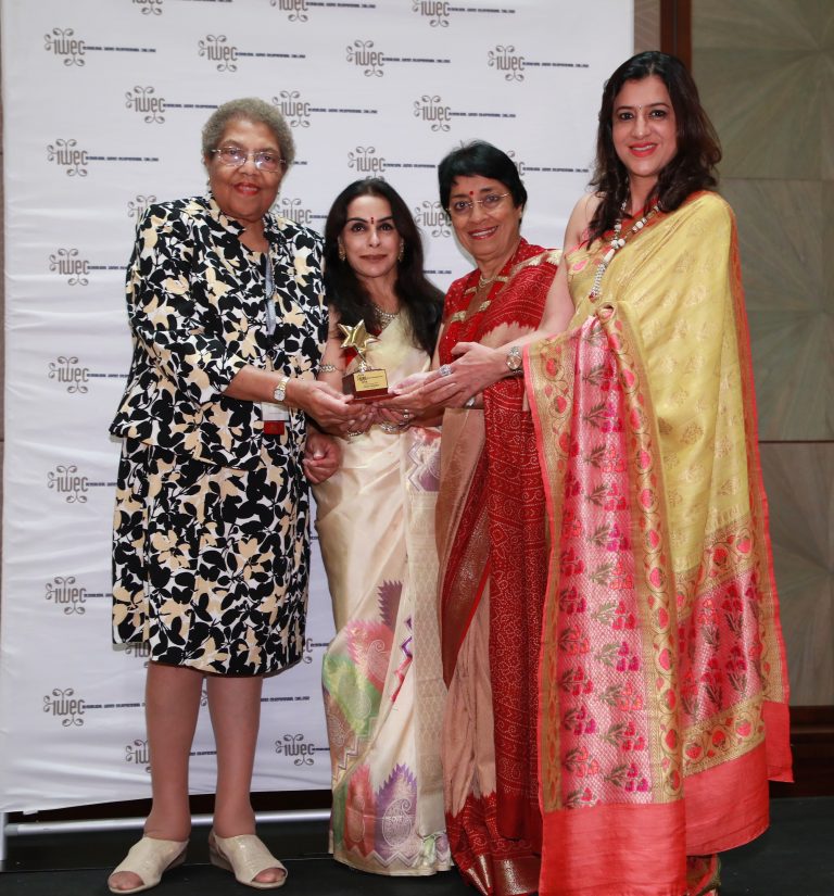 शांघायमध्ये झालेल्या आयडब्ल्यूईसी ११ व्या वार्षिक परिषदेत  अल्पना किर्लोस्कर यांचा ‘आयडब्ल्यूईसी ॲवॉर्ड’ पुरस्काराने गौरव