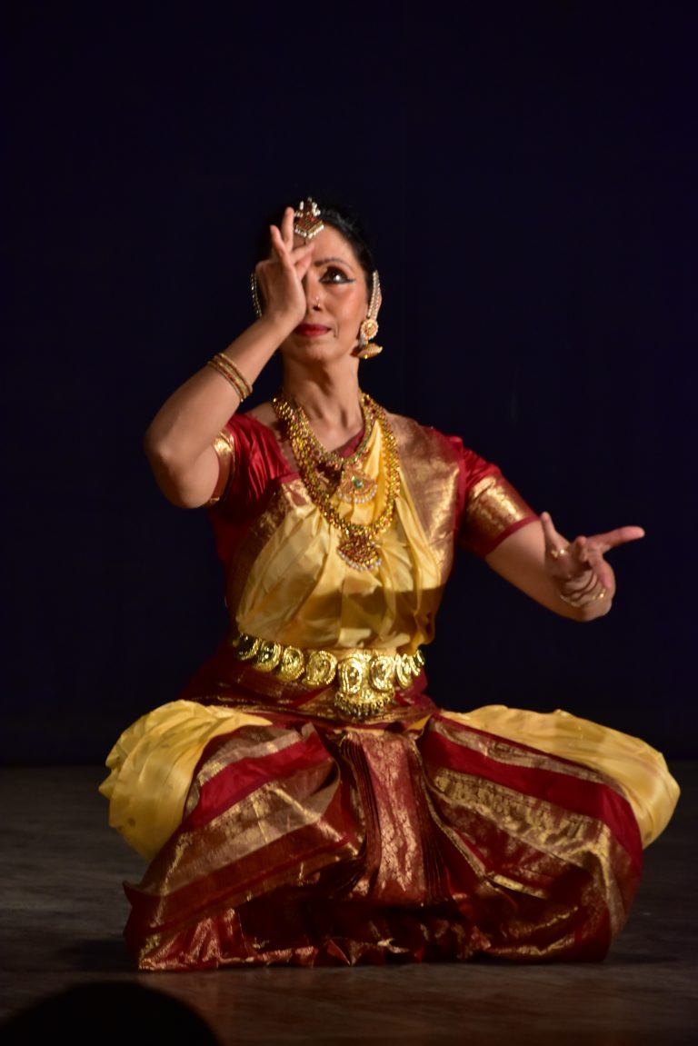 पुणे फेस्टिवलमध्ये  डॉ. शशिकला रवी यांचे भरतनाट्यम सादर