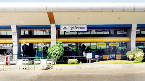 प्रवास २ तासाचा अन विमान तब्बल चार तास लेट.. प्रवाशांना नाही उरला वाली कोणी ?