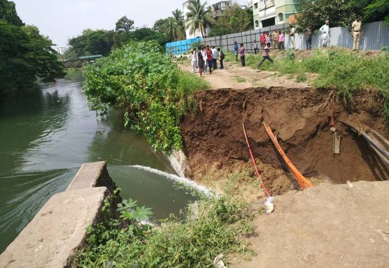 मुठा कालवा फुटल्याने सुरक्षिततेसाठी  चार रोहित्रांचा वीजपुरवठा बंद