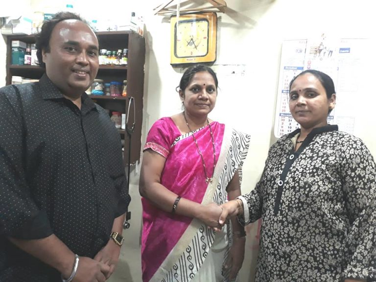 वाहतूक कोंडीमध्ये अडकलेल्या गरोदर महिलेची डिलिव्हरी डॉकटर विद्या विजय माने यांनी केल्याबद्दल  त्यांचा विशेष सन्मान