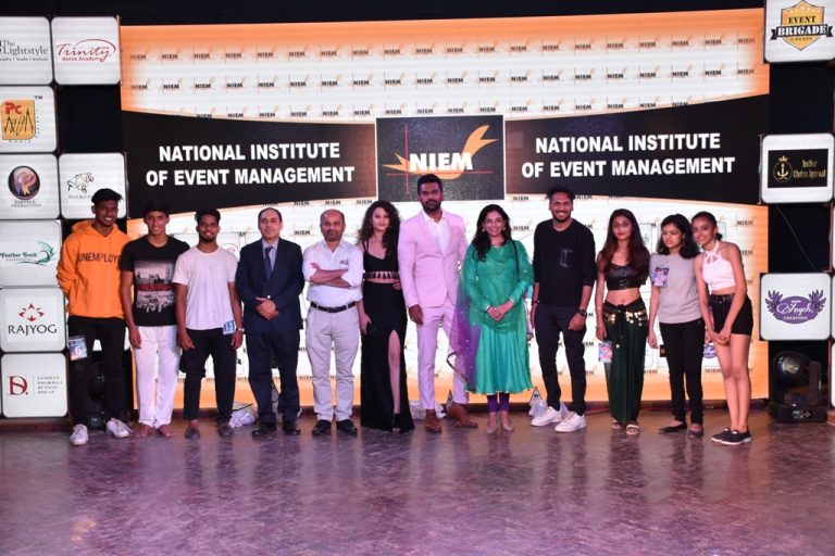 पुण्यातील विद्यार्थ्यांनी साजरा केला कॉलेज आयडॉल आणि मिस्टर अॅन्ड मिस युनिव्हर्सिटी चा १६ वा सीझन