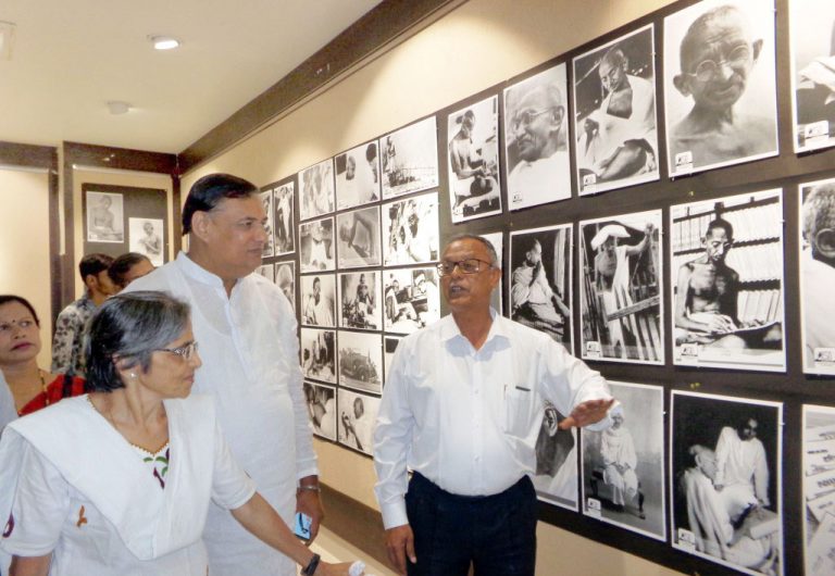 गांधीजींच्या दुर्मीळ छायाचित्रांची पुणेकरांना पर्वणी !