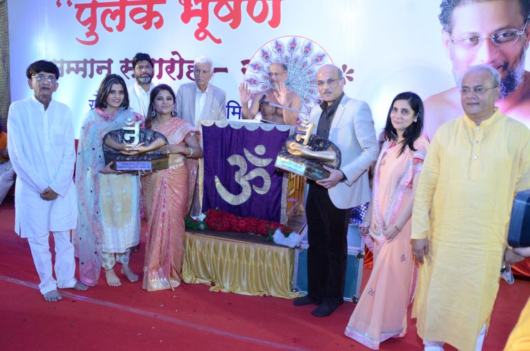उदबत्तीसारखं आयुष्य जगावं-पुलकसागरजी महाराज ; ‘पुलकभूषण’ पुरस्कार  सन्मानपूर्वक प्रदान
