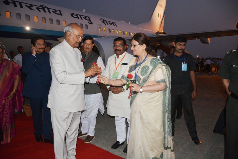 राष्ट्रपती रामनाथ कोविंद यांचे पुणे विमानतळावर स्वागत