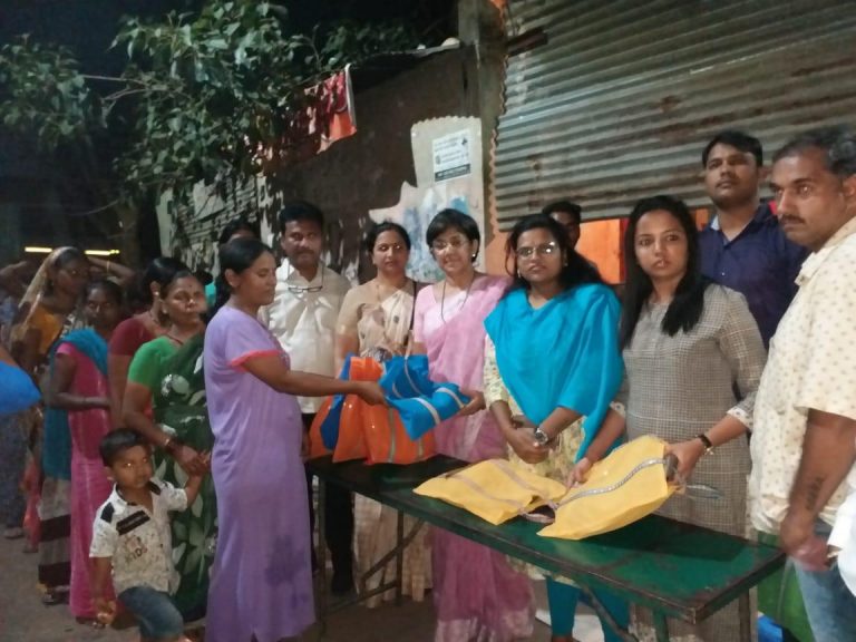 … वाहून गेलेल्या संसाराला मिळाला हातभार !  अश्विनी कदम मित्र परिवारातर्फे संसारोपयोगी साहित्यांचे वाटप