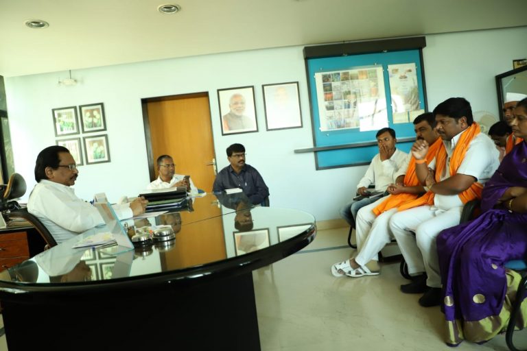 साखर संकुलासमोरील शिवसेनेचे झोपडी निवास आंदोलन दुसऱ्या दिवशीही सुरुच