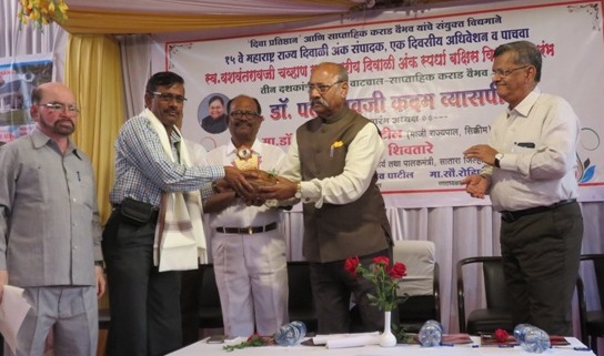 सिक्‍कीमचे माजी राज्‍यपाल डॉ. पाटील यांच्‍या हस्‍ते व्‍यंगचित्रकार राजेंद्र सरग यांचा सत्‍कार