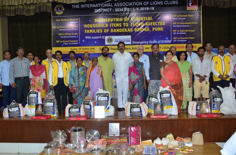 कालवा फुटीतील १०० बाधित कुटुंबाना गृहपयोगी साहित्याचे वाटप