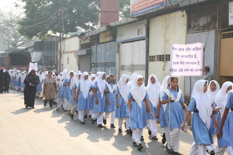महात्मा गांधींना अभिवादन करण्यासाठी ‘महाराष्ट्र कॉस्मॉपॉलिटन एज्युकेशन सोसायटी’ची अभिवादन मिरवणूक